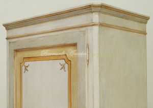 Armadietto da camera in legno massello dipinto a mano stile classico